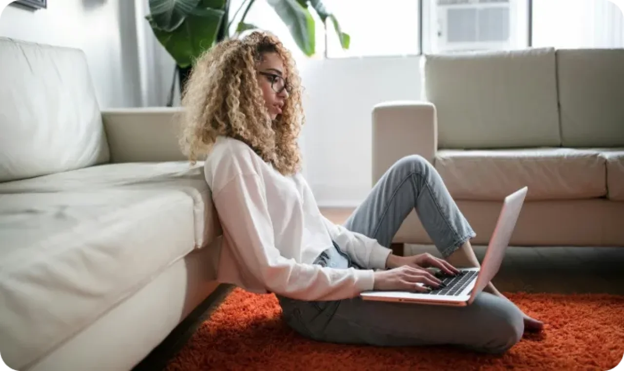 Woman-sitting-on-the-floor